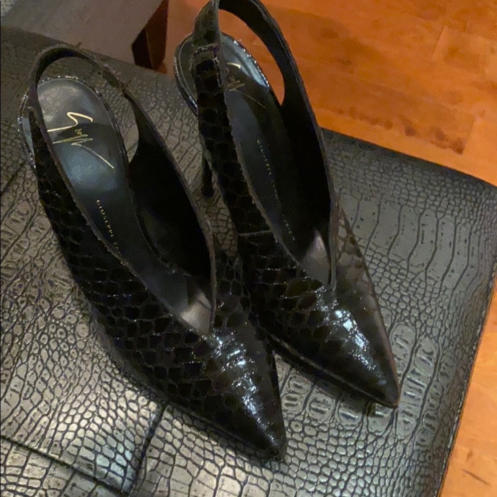 Guiseppe zanotti black  patent leather pumps